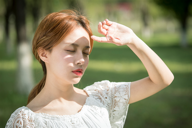 日光アレルギー 肌や手の甲だけ紫外線アレルギーが出る人の原因や対策方法は？