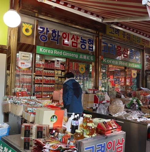 ソウル最大級の市馬「京東市場」には漢方薬店 が立ち並ぶ