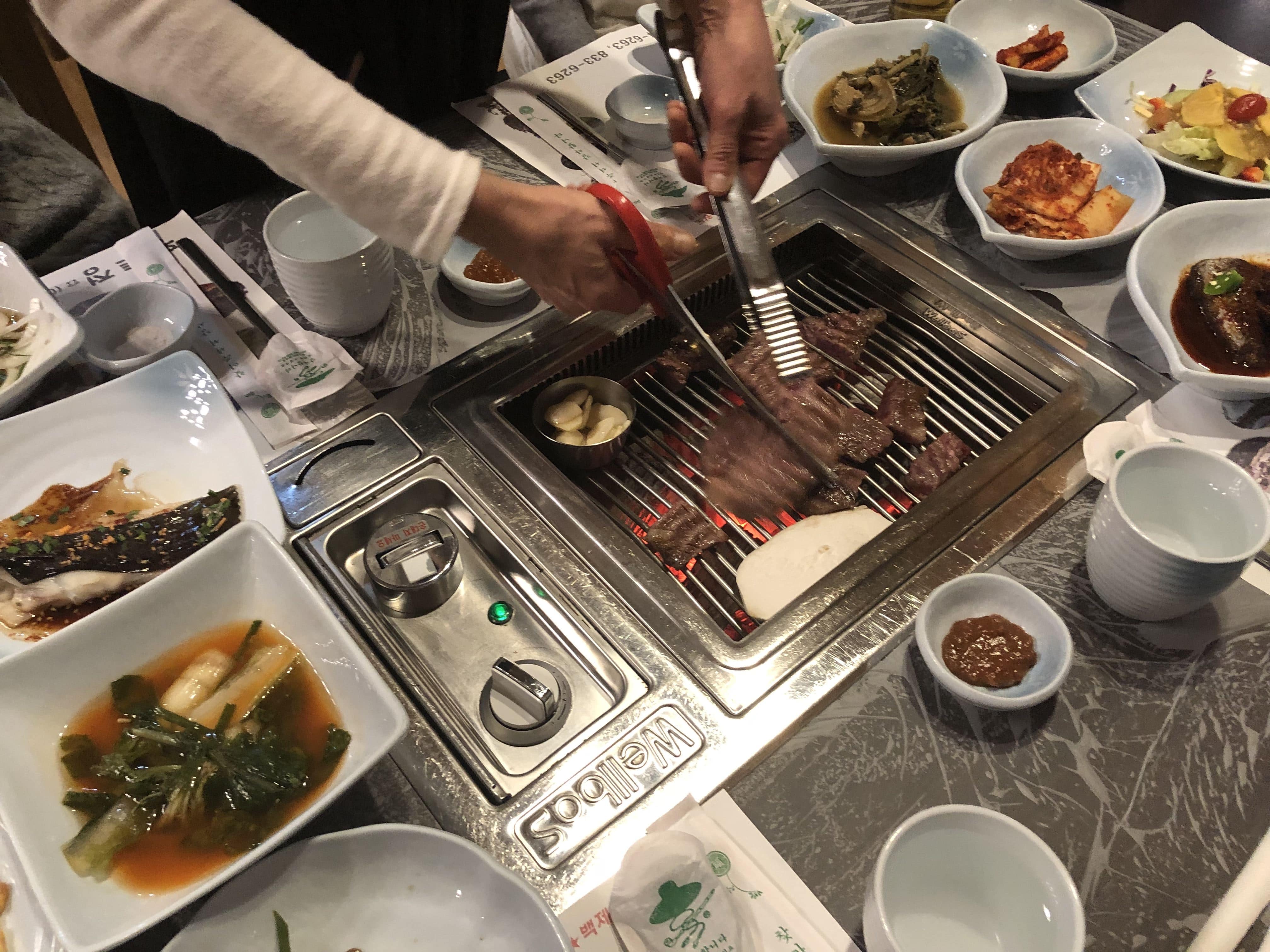 韓国焼肉お店の人がカット